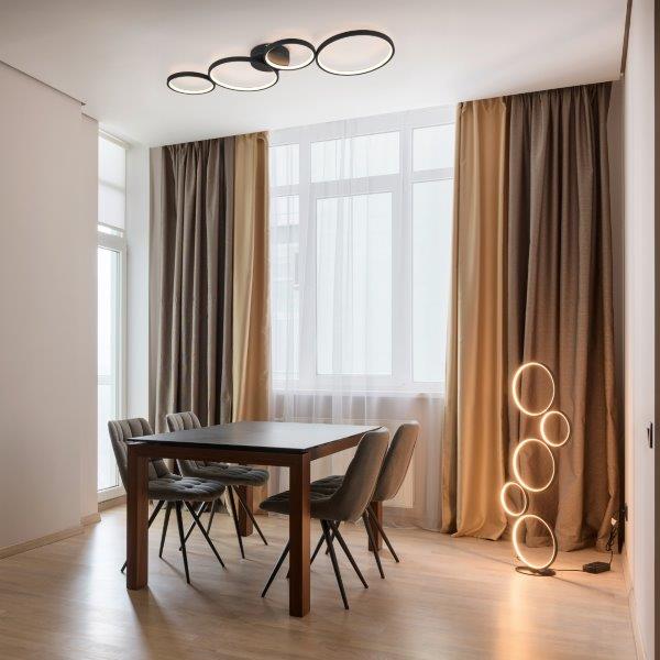 Designová moderní stojací lampa do obývacího pokoje s kruhy a zajímavým designem