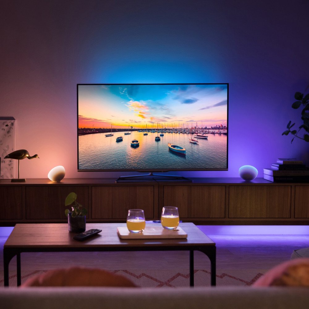 Přenosná lampička Philips Hue Go k osvětlení televize