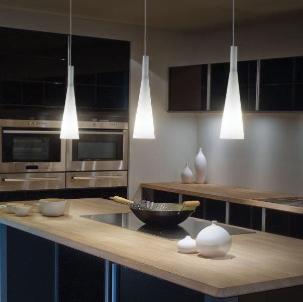 Moderní designové minimalistické bílé závěsné svítidlo lustr nad kuchyňský ostrůvek